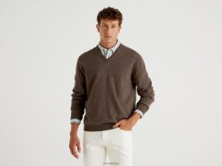 brun Benetton menn brun genser med v-hals i ren merinoull 20TRB6039
