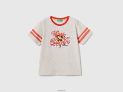 lysegrå Benetton barn t-skjorte med trykk og lapper 20TRB2191