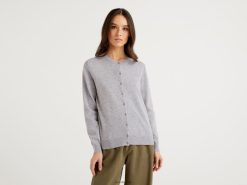 lysegrå Benetton kvinner lys grå cardigan med rund hals i ren merinoull 20TRB3624