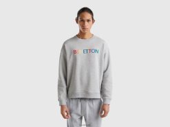 lysegrå Benetton menn genser med rund hals og logotrykk 20TRB1310