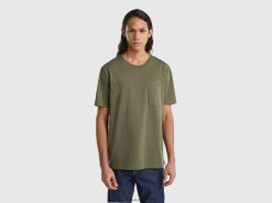 militærgrønt Benetton menn T-skjorte i 100 % bomull med lomme 20TRB1239
