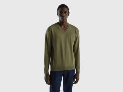 militærgrønt Benetton menn v-halset genser i ren bomull 20TRB1142