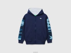 mørke blå Benetton barn hettegenser med kamuflasjeermer 20TRB1819